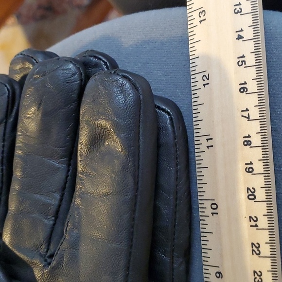 Motorcycle,‎  gauntlet leather gloves. Lined, snap together,  zipper pockets. - Picture 11 of 15